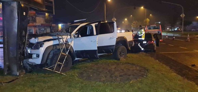 Kamyonet İle Otomobil Çarpıştı: 8 Yaralı