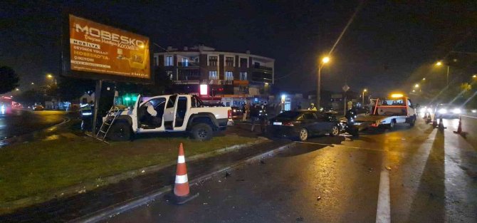 Kamyonet İle Otomobil Çarpıştı: 8 Yaralı
