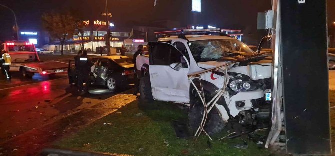 Kamyonet İle Otomobil Çarpıştı: 8 Yaralı
