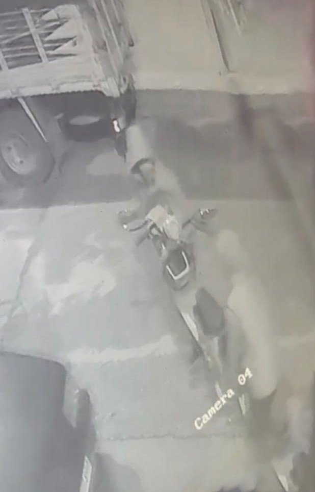 Kilidini Kıramadıkları Elektrikli Bisikleti Kucaklayıp Çaldılar