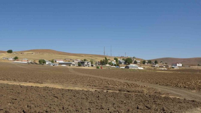 Muş’ta 210 Köy Yolu Ve Köy Meydanı Parke Taşıyla Döşeniyor