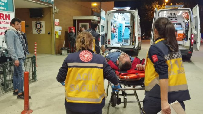 Bursa’da Otomobil İle Hafif Ticari Araç Çarpıştı: 4 Yaralı
