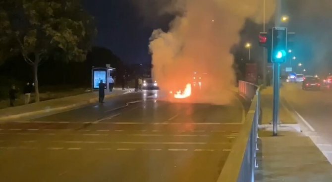 Alev Alev Yanan Aracını Çaresiz Gözlerle İzledi