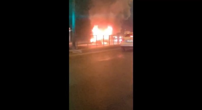 Alev Alev Yanan Aracını Çaresiz Gözlerle İzledi