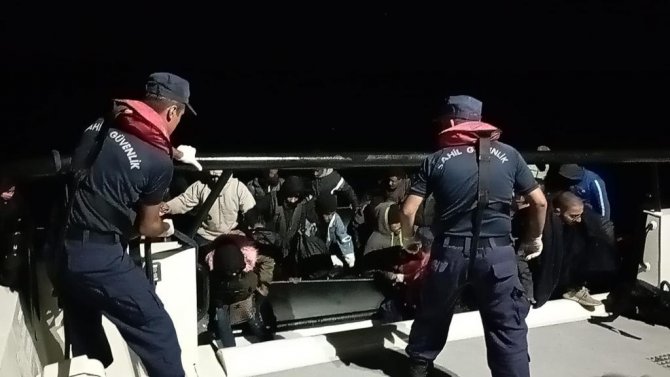 İ̇zmir Açıklarında 42 Göçmen Yakalandı, 14 Düzensiz Göçmen Kurtarıldı