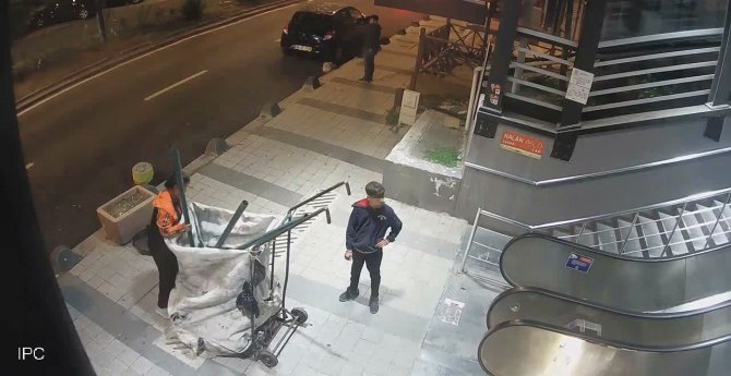 Kartal’da Hırsızlar Demir Kapı Çaldı, Yürüyen Merdivenleri Kırdı