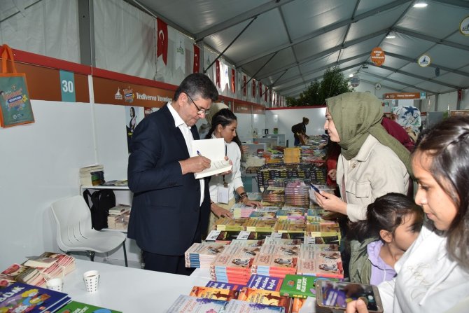 Yazar Kapaklıkaya: "Küresel Güçlerin Televizyon Dizileri Milli Değerlerimize Olumsuz Mesajlar Veriyor"