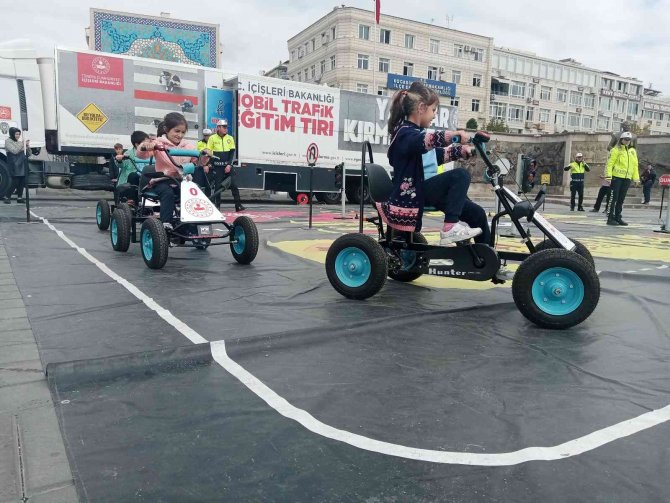 Öğrencilere Uygulamalı Trafik Eğitimi