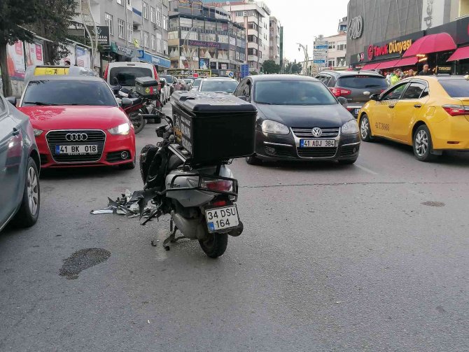 Otomobille Çarpışan Motokurye Yaralandı