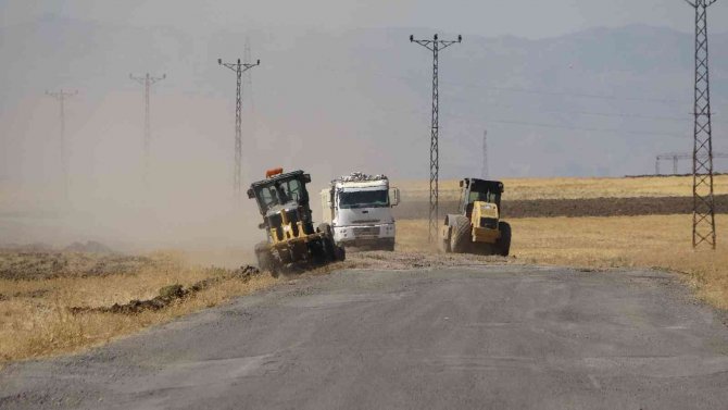Muş’ta 210 Köy Yolu Ve Köy Meydanı Parke Taşıyla Döşeniyor