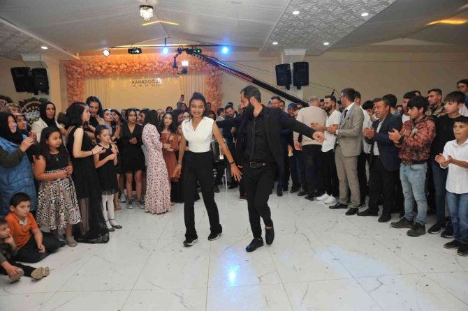 Düğündeki Gösterileri Davetlilere Unutulmaz Anlar Yaşattı