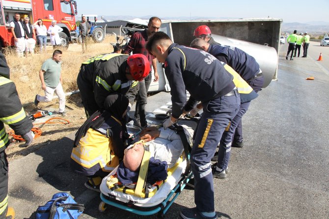 Lastiği Patlayan Süt Kamyoneti Yan Yattı: 1 Yaralı