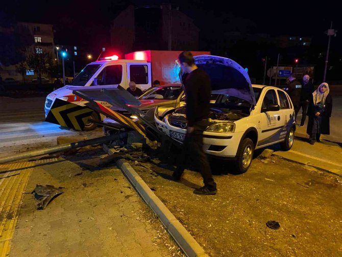 Kavşakta İki Otomobil Çarpıştı: 1 Yaralı