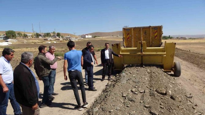 Muş’ta 210 Köy Yolu Ve Köy Meydanı Parke Taşıyla Döşeniyor