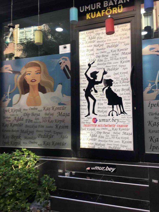 Oturduğu Merdivende Önce Elma Yedi, Sonra Merdiven Korkuluğunu Çaldı