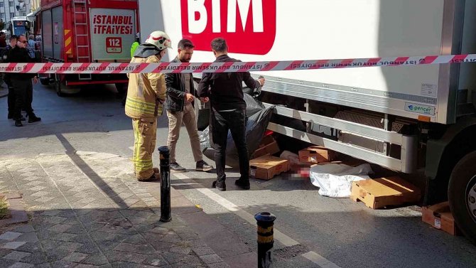 Zeytinburnu’nda Pazardan Dönen Yaşlı Kadın Kamyonun Altında Kaldı