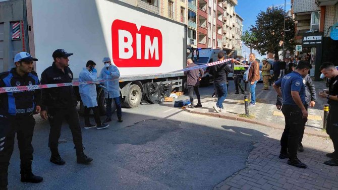Zeytinburnu’nda Pazardan Dönen Yaşlı Kadın Kamyonun Altında Kaldı