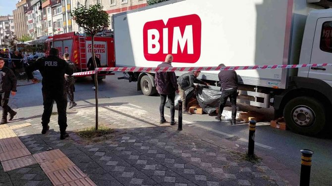 Zeytinburnu’nda Pazardan Dönen Yaşlı Kadın Kamyonun Altında Kaldı