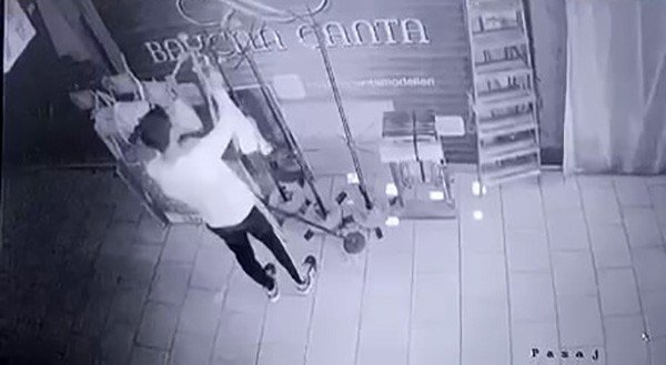 Satışı Yapılan Askıdaki Çantaları Böyle Çaldılar