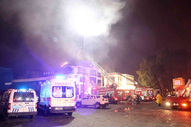 Otelin Çatı Katı Alev Alev Yandı