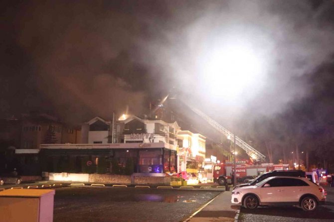 Otelin Çatı Katı Alev Alev Yandı