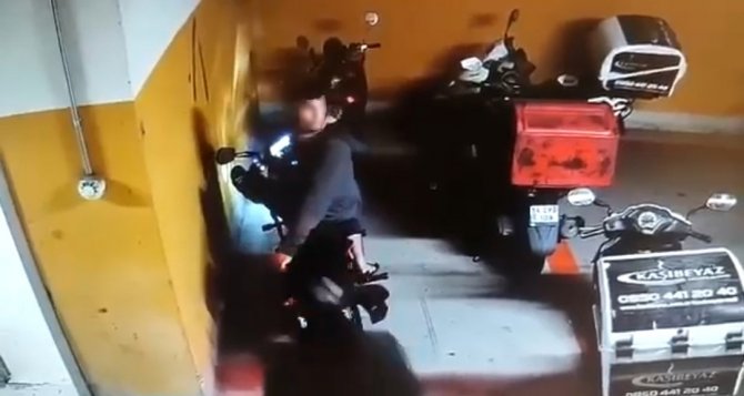 Alışveriş Merkezi Otoparkında Motosiklet Hırsızlığı Kamerada
