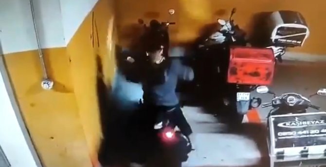 Alışveriş Merkezi Otoparkında Motosiklet Hırsızlığı Kamerada