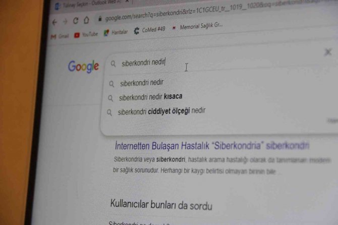 "İ̇nternetten Hastalık Arama" Hastalığına Dikkat