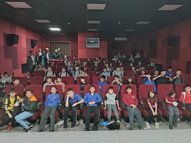 Simav’da Öğrencilerin Sinema Keyfi