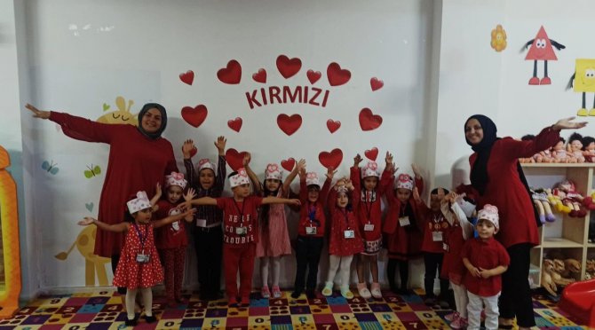 Anne Çocuk Oyun Evinde Kırmızı Şenlik