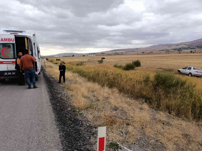 Sivas’ta Yoldan Çıkan Otomobil Tarlaya Girdi: 3 Yaralı