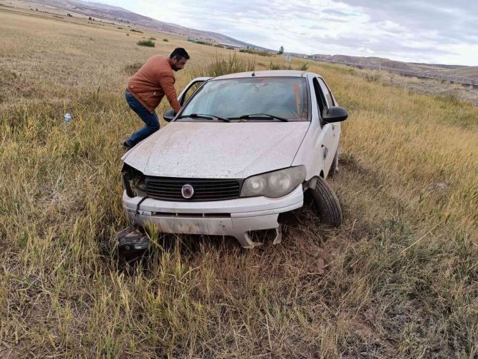 Sivas’ta Yoldan Çıkan Otomobil Tarlaya Girdi: 3 Yaralı