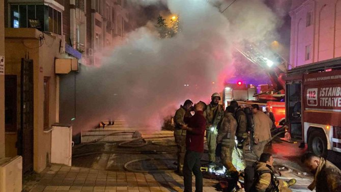 Sultangazi’de 12 Katlı Binada Korkutan Yangın: Dumandan Etiklenen Onlarca Vatadandaşı İtfaiye Ekipleri Kurtardı