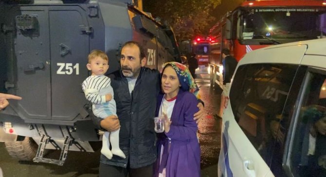 Sultangazi’de 12 Katlı Binada Korkutan Yangın: Dumandan Etiklenen Onlarca Vatadandaşı İtfaiye Ekipleri Kurtardı