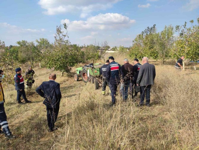 Traktör Kasası İle Tekerlek Arasına Sıkışan Şahıs Hayatını Kaybetti