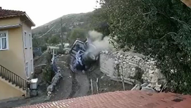 Duvara Çarparak Devrildi, O Anlar Güvenlik Kamerasına Yansıdı