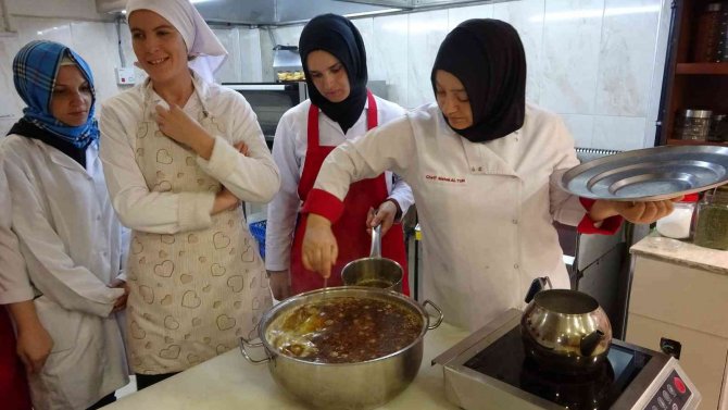 Üniversite Mezunlarından Aşçılık Kursuna Yoğun İlgi