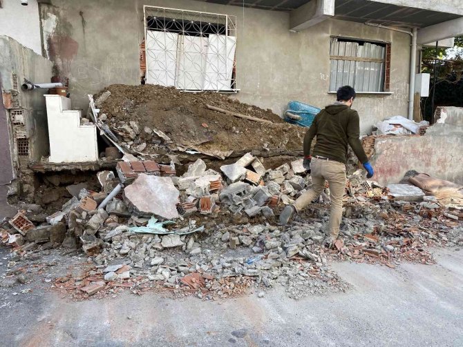 Ümraniye’de Bahçe Duvarı Çöktü: 1 Kişi Yaralı
