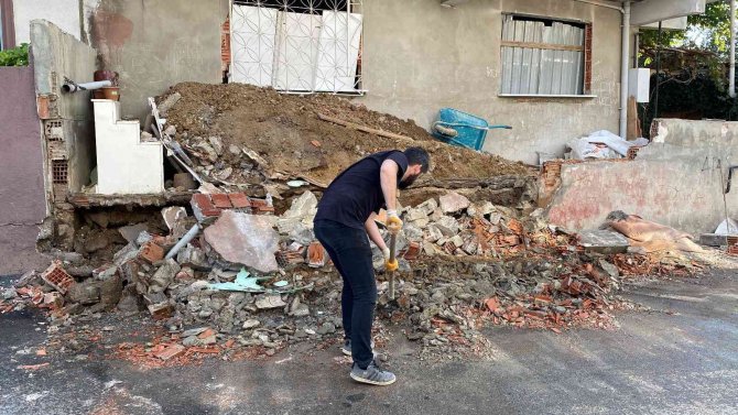 Ümraniye’de Bahçe Duvarı Çöktü: 1 Kişi Yaralı