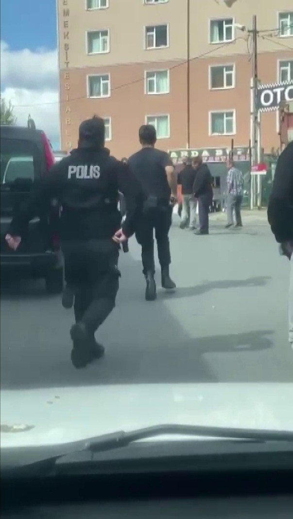 Ümraniye’de Yol Verme Kavgasında Tekmeler Ve Yumruklar Havada Uçuştu