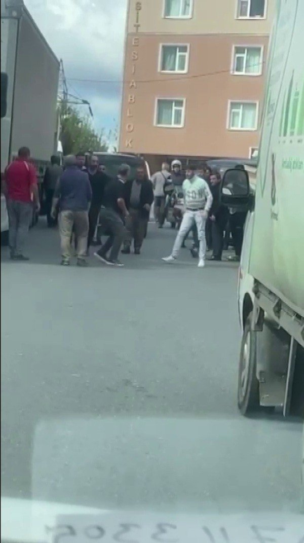 Ümraniye’de Yol Verme Kavgasında Tekmeler Ve Yumruklar Havada Uçuştu
