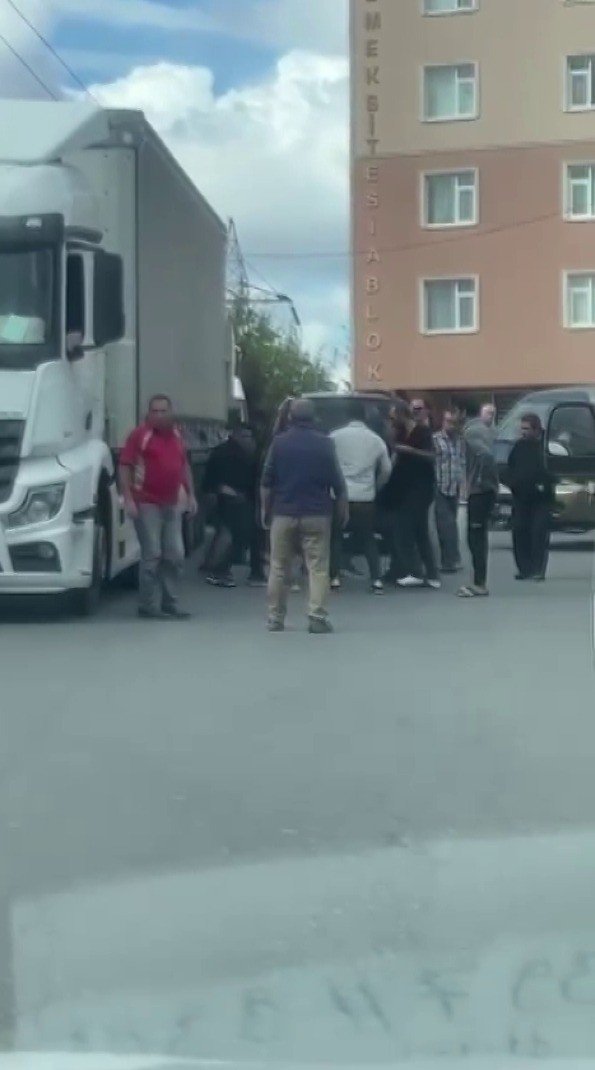 Ümraniye’de Yol Verme Kavgasında Tekmeler Ve Yumruklar Havada Uçuştu