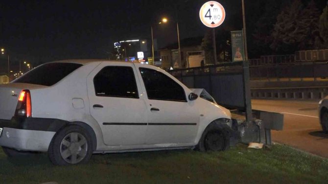Bursa’da Kontrolden Çıkan Araç Bariyerlere Çarptı