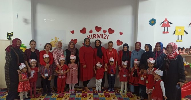 Anne Çocuk Oyun Evinde Kırmızı Şenlik