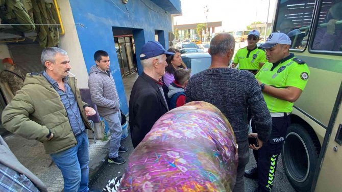 Polis, Ayakta Seyahat Eden Yolcuları Tek Tek İndirdi