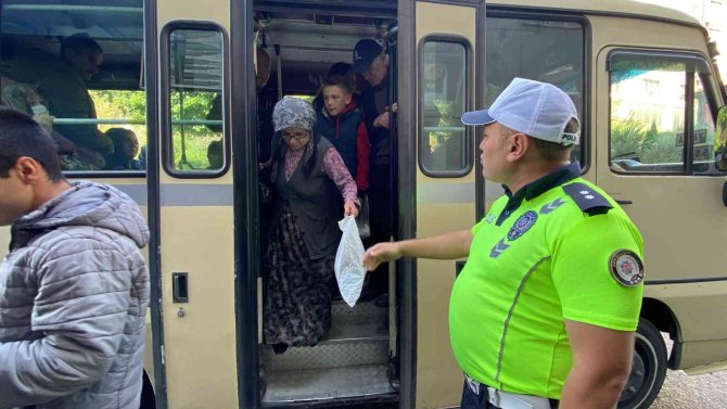 Polis, Ayakta Seyahat Eden Yolcuları Tek Tek İndirdi