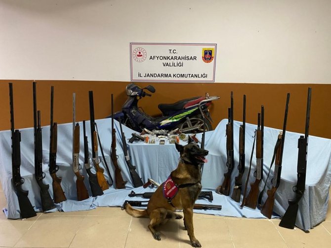 Silah Ve Uyuşturucu Ticareti Yaptığı Öne Sürülen 2 Kişi Tutuklandı