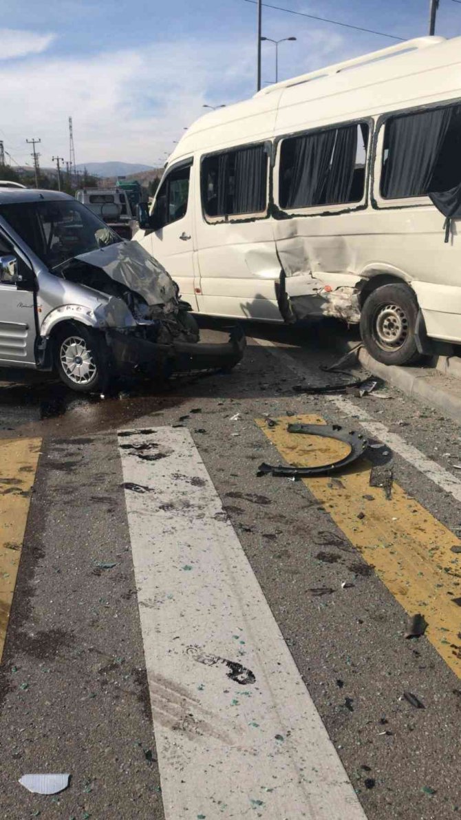 Ankara’da İşçi Servisi Ticari Araçla Çarpıştı: 10 Yaralı