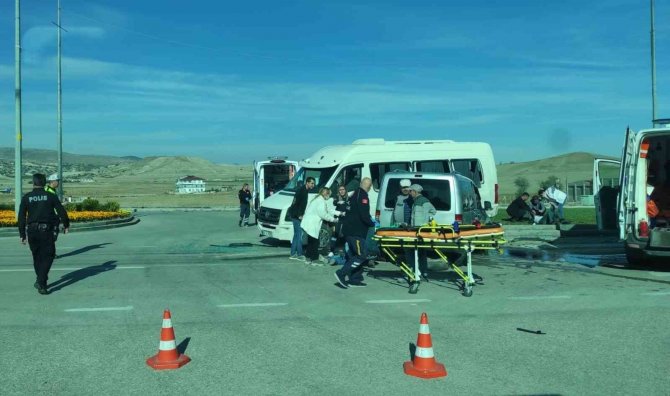 Ankara’da İşçi Servisi Ticari Araçla Çarpıştı: 10 Yaralı