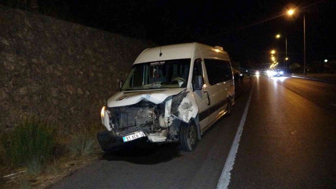 Tur Minibüsü Otomobille Çarpıştı: 5’i İ̇rlandalı Turist 6 Kişi Yaralandı